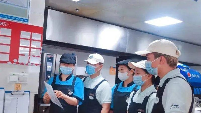 成都餐饮加盟总部支持服务：加盟商的坚实后盾