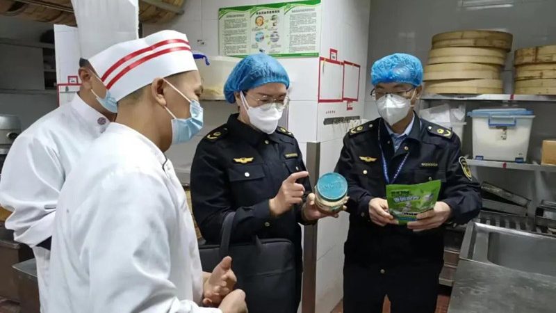 在选购蜜饯果干时，配料表是判断其品质的重要依据。消费者应关注以下几点：